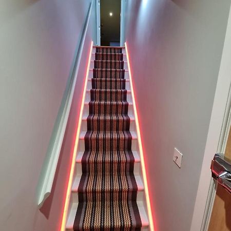 Stylish London Apartment With Terrace & Parking Экстерьер фото