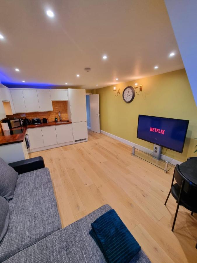 Stylish London Apartment With Terrace & Parking Экстерьер фото