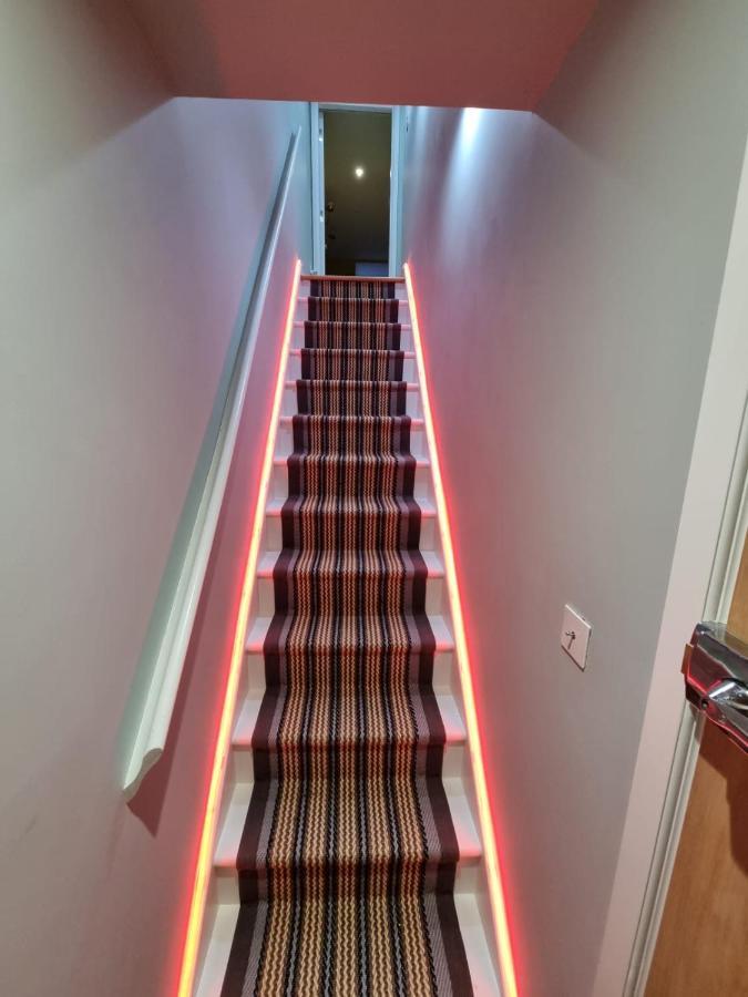 Stylish London Apartment With Terrace & Parking Экстерьер фото