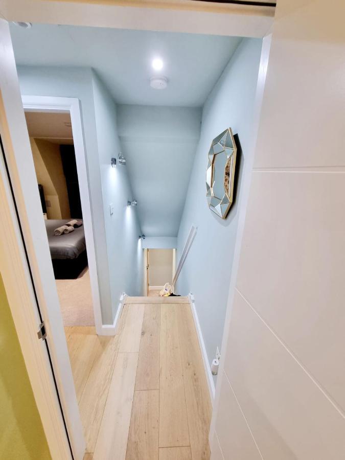 Stylish London Apartment With Terrace & Parking Экстерьер фото