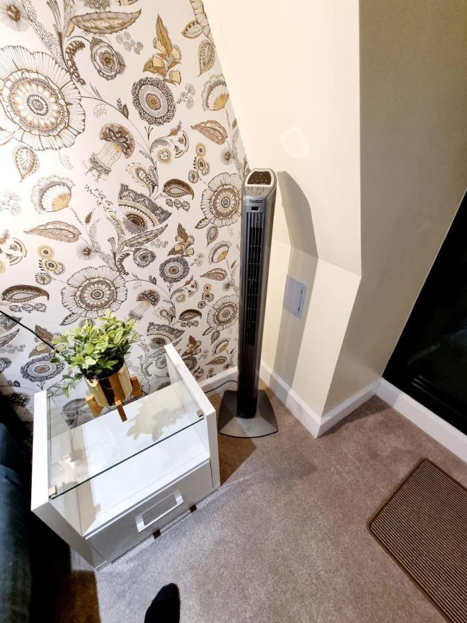 Stylish London Apartment With Terrace & Parking Экстерьер фото